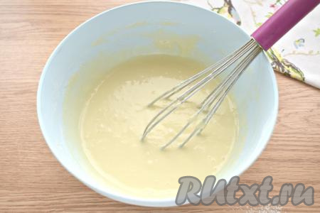 Замешиваем в меру густое тесто без комочков. При необходимости добавьте ещё немного муки (я добавила дополнительно столовую ложку муки).