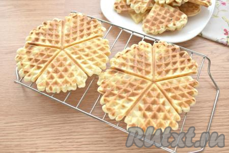 Выпекаем крахмальные вафли 3-4 минуты, затем перекладываем на решётку и остужаем. Постепенно выпекаем все вафельки (у меня получилось 30 вафель).