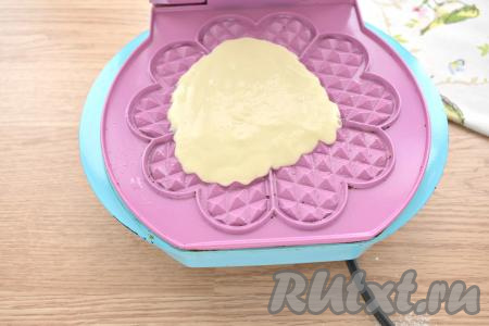Разогреваем электровафельницу (если требуется, поверхность вафельницы смазываем маслом). В центр выкладываем  2 полные столовые ложки теста.