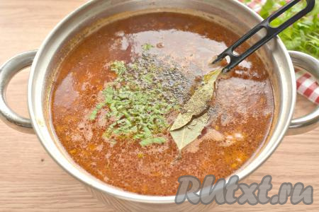 В конце приготовления борщ солим по вкусу, перчим, провариваем 2-3 минуты. Добавляем нарезанную петрушку и лавровый лист, доводим до кипения и убираем с огня. Даём борщу с говяжьей тушёнкой настояться под крышкой 10-15 минут.