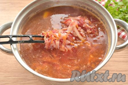 Затем овощную зажарку со сковороды выкладываем в кастрюлю, где уже практически готовы картошка и капуста, перемешиваем.