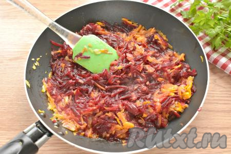 Вливаем в сковороду с овощами 100 миллилитров бульона из кастрюли, в которой варятся картошка с капустой. Тушим овощи в томате 5 минут, иногда помешивая.