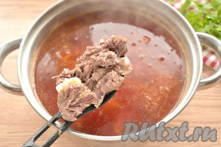 Через 2-3 минуты добавляем говяжью тушёнку в борщ. Мясные кусочки предварительно лучше размять вилкой. Варим борщ с момента закипания на небольшом огне минут 5.