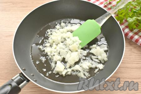 Приступаем сразу к приготовлению овощной зажарки для борща. Для этого очищаем лук, нарезаем его на мелкие кубики. На сковороде разогреваем растительное масло. Выкладываем лук, обжариваем его на среднем огне 3-4 минуты, периодически перемешиваем.