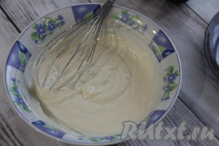 Тесто получится однородным, в меру густым, будет по консистенции напоминать тесто для оладий.
