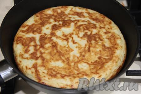 Поставить сковороду на минимальный огонь и выпекать пирог из кабачков с сыром 15 минут (пирог сверху должен стать сухим) с прикрытой крышкой. Затем аккуратно перевернуть пирог (для того чтобы легче было переворачивать, можно вначале перевернуть пирог на плоскую тарелку, а затем вернуть на сковороду) и выпекать ещё минут 10 тоже под прикрытой крышкой.