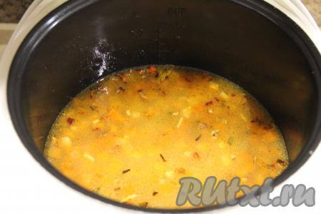 Влить 700 миллилитров воды комнатной температуры в чашу, перемешать, сразу закрыть крышку мультиварки и на 1 час выставить режим "Тушение".&nbsp;