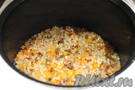 После звукового сигнала перемешать вкусную, сытную перловку с овощами, разложить из чаши мультиварки по тарелкам и подать в горячем виде к столу.