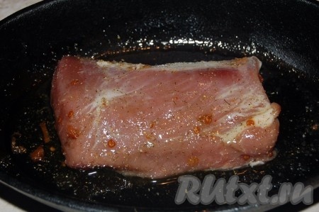 Поместить это мясо в маринад и оставить его на 30 минут при комнатной температуре. Для маринада смешать любимые специи с оливковым маслом.