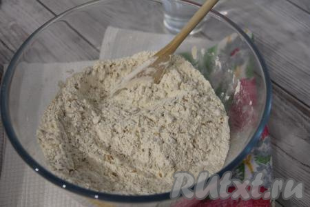 Перемешать сухие ингредиенты.&nbsp;