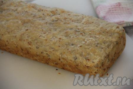 Снять с формы плёнку. Поставить форму в холодную духовку, сразу выставить температуру 200 градусов и включить духовку. Выпекать шведский хлеб до готовности (минут 35). Для того чтобы проверить готовность, просто проколите хлебушек сухой зубочисткой, если и после прокалывания выпечки зубочистка осталась сухой, на ней нет следов теста, значит доставайте хлеб из духовки.