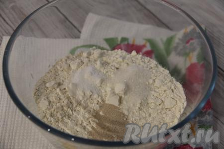 В объёмной миске соединить просеянную муку, сахар, дрожжи и соль.&nbsp;