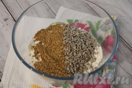 Добавить, по желанию, семена подсолнечника и семена льна.