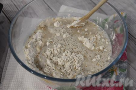 Влить тёплую воду (температура воды должна быть около 40 градусов) и перемешать тесто лопаткой.&nbsp;