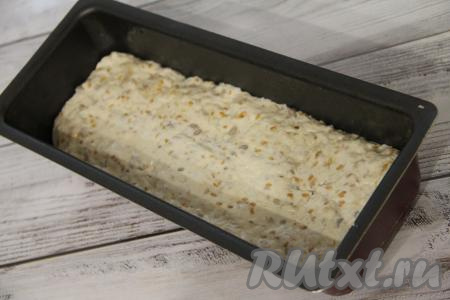 В форму для выпечки выложить тесто и разровнять. Накрыть форму пищевой плёнкой и поставить тесто для ночного хлеба в холодильник для расстойки на 10-12 часов (я ставлю в холодильник на ночь). 