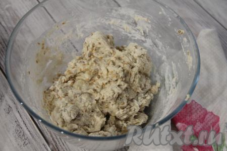 Тесто получится липким, как на фото. Влить масло и хорошо перемешать.&nbsp;