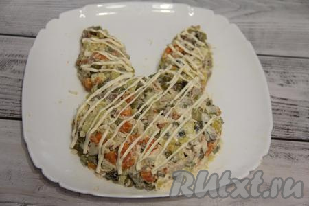 Нанести тонкую сеточку майонеза поверх салата. Белки яиц натереть на тёрке и выложить поверх салата.&nbsp;