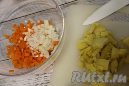 Лук мелко нарезать. Картошку нарезать на кубики.&nbsp;