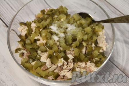 Затем в салатник выложить огурчики, нарезанные на небольшие кубики. Посолить салат по вкусу и перемешать.