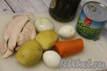 Подготовить продукты для приготовления новогоднего салата "Оливье" в виде кролика.  Картошку и морковь заранее сварить в кожуре до готовности (на варку с момента закипания воды потребуется минут 25-30) и остудить. Яйца сварить вкрутую (варить после начала кипения воды 10 минут). Куриную грудку отварить в подсоленной воде с момента закипания в течение 25 минут, а затем остудить в бульоне. Картошку, морковь, лук и яйца почистить.