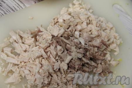 Отварную курицу нарезать на мелкие кубики и тоже добавить в салатник.