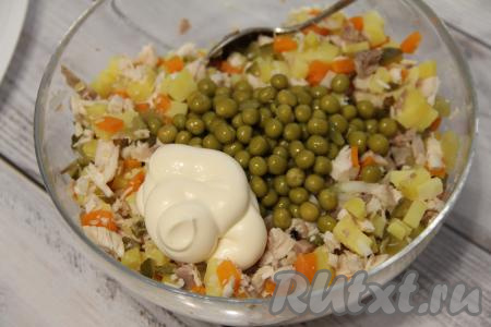 С зелёного горошка слить жидкость и переложить его в салат. Добавить майонез и перемешать получившийся "Оливье".