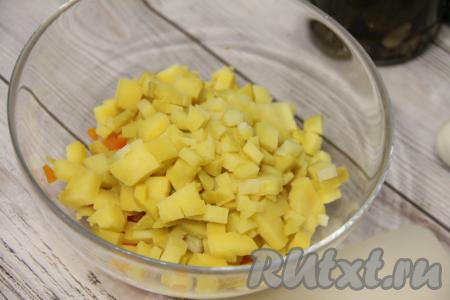 В салатник с морковью добавить лук и картошку.