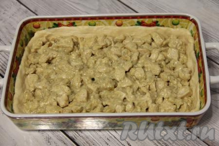 На тесто равномерно выложить куриную начинку и разровнять.
