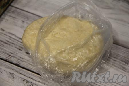 Замесить нежное и пластичное песочное тесто, не липнущее к рукам. Поместить тесто в пакет и убрать в холодильник на час.