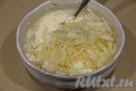 Яблоко, очищенное от кожуры и семечек, натереть на крупной тёрке и добавить в творожную массу.