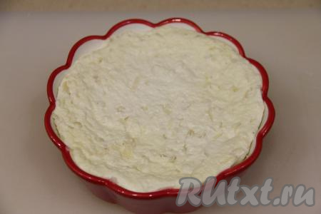 Поставить форму в микроволновку и выпекать творожную запеканку с яблоками при максимальной мощности (я выпекала на мощности 850 Ватт) минут 5-7.