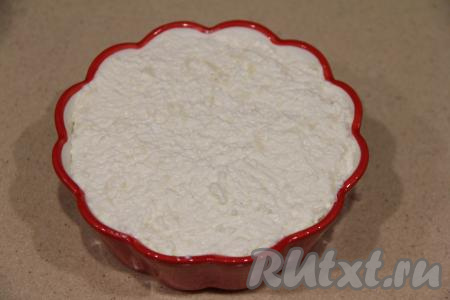 Для выпечки можно использовать керамическую форму (я взяла керамическую форму диаметром 14 сантиметров), силиконовые формочки или глубокую миску, в которой можно готовить в микроволновке. Форму, в которой будете готовить запеканку, можно смазать сливочным (или растительным) маслом. Выложить творожно-яблочную массу в подготовленную форму (или формочки).