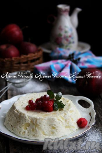 Готовую вкусную, влажную творожно-яблочную запеканку достать из микроволновки, переложить на тарелку и подать к столу.