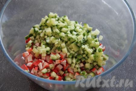 Свежий огурец вымыть, нарезать на мелкие кубики примерно такого же размера, как нарезаны крабовые палочки.