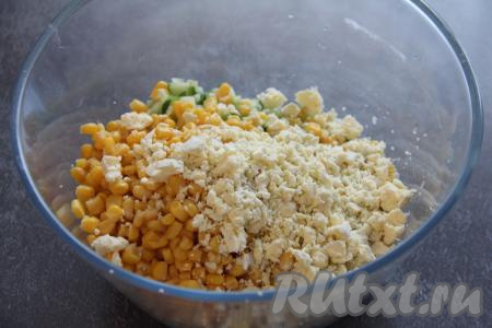 Яйца почистить. Яичные желтки раскрошить, а белки мелко нарезать, выложить в миску с крабовыми палочками, огурчиками и кукурузой.