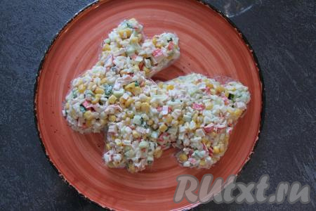 Получившийся крабовый салат выложить на плоское блюдо в виде кролика.