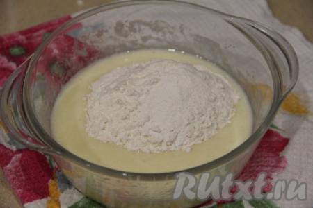 В смесь кефира и яиц всыпать просеянную муку и разрыхлитель, перемешать тесто венчиком,&nbsp;оно получится не густым.