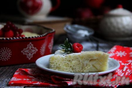 Вкусную, пористую, нежную шарлотку с яблоками, замешанную на кефире, достать из микроволновки, слегка остудить, присыпать сахарной пудрой, нарезать на кусочки и подать к столу.