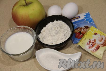 Подготовить продукты для приготовления шарлотки с яблоками в микроволновке. Я взяла одно большое яблоко, но можно взять 2 средних.