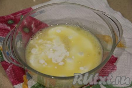 Влить кефир и размешать массу до однородности.