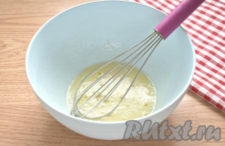 Яично-медовую смесь взбиваем венчиком до однородности.
