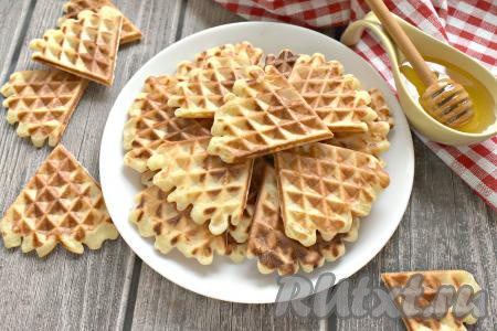 Выпекаем медовую вафлю 3,5-4 минуты, затем перекладываем из вафельницы на решётку и оставляем остывать. Периодически перемешивая тесто, выпекаем все вафли (у меня вышли 5 вафель, затем я разделила их на части и получились 25 вафелек с мёдом). Приготовьте эти аппетитные венские вафли и насладитесь их приятным вкусом и ароматом!