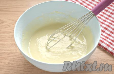 Тесто для венских медовых вафель должно получиться нежным, однородным, не густым, даём ему постоять минут 5.