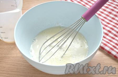 Молоко подогреваем на плите (или в микроволновке) до комнатной температуры. В миску с яично-медовой смесью вливаем молоко комнатной температуры, перемешиваем.