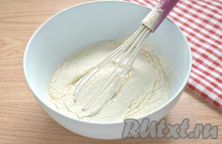 В получившуюся молочно-медовую массу просеиваем пшеничную муку, перемешиваем. Тесто для вафель должно получиться без комочков, средней густоты.