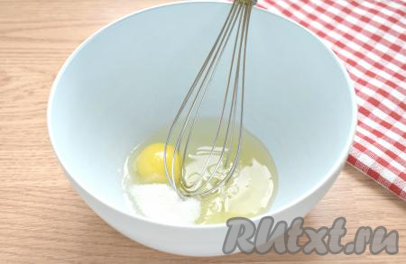 Сливочное масло растапливаем, даём остыть до комнатной температуры. Мёд для замешивания теста должен быть жидким, если у вас мёд загустел, предварительно растопите его на водяной бане и дайте ему немного остыть. Приступаем к замешиванию теста для вафель. Для этого в миску разбиваем яйцо, всыпаем соль, по желанию, добавляем сахар, вливаем жидкий мёд. Сахар можно и не добавлять, но в моей семье любят достаточно сладкую выпечку, поэтому я добавила сахар.