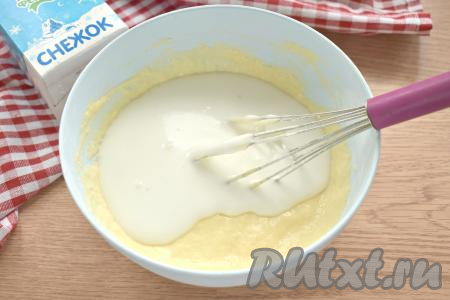 Из холодильника достаём охладившиеся белки и взбиваем их миксером, постепенно всыпая к ним сахар. Взбиваем до получения белой массы (до сильных пиков взбивать белки не нужно). Взбитые белки перекладываем в тесто, перемешиваем, не торопясь, венчиком, тщательно и аккуратно вмешивая белковую массу в тесто.