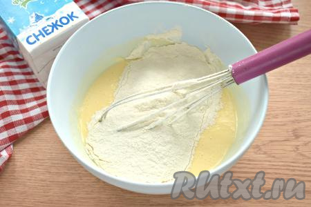 В получившуюся массу просеиваем в 3-4 захода муку, сразу перемешивая венчиком. У нас получится густое, вязкое тесто.