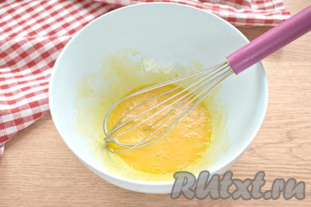 Куриные яйца разделяем на белки и желтки. Белки выливаем в сухую ёмкость и пока убираем в холодильник. Желтки помещаем в миску и перемешиваем венчиком до однородной смеси.