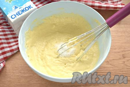 В густое тесто добавляем соль. На этом этапе можно всыпать ванилин для аромата (я не добавляла). Перемешиваем снова тесто.